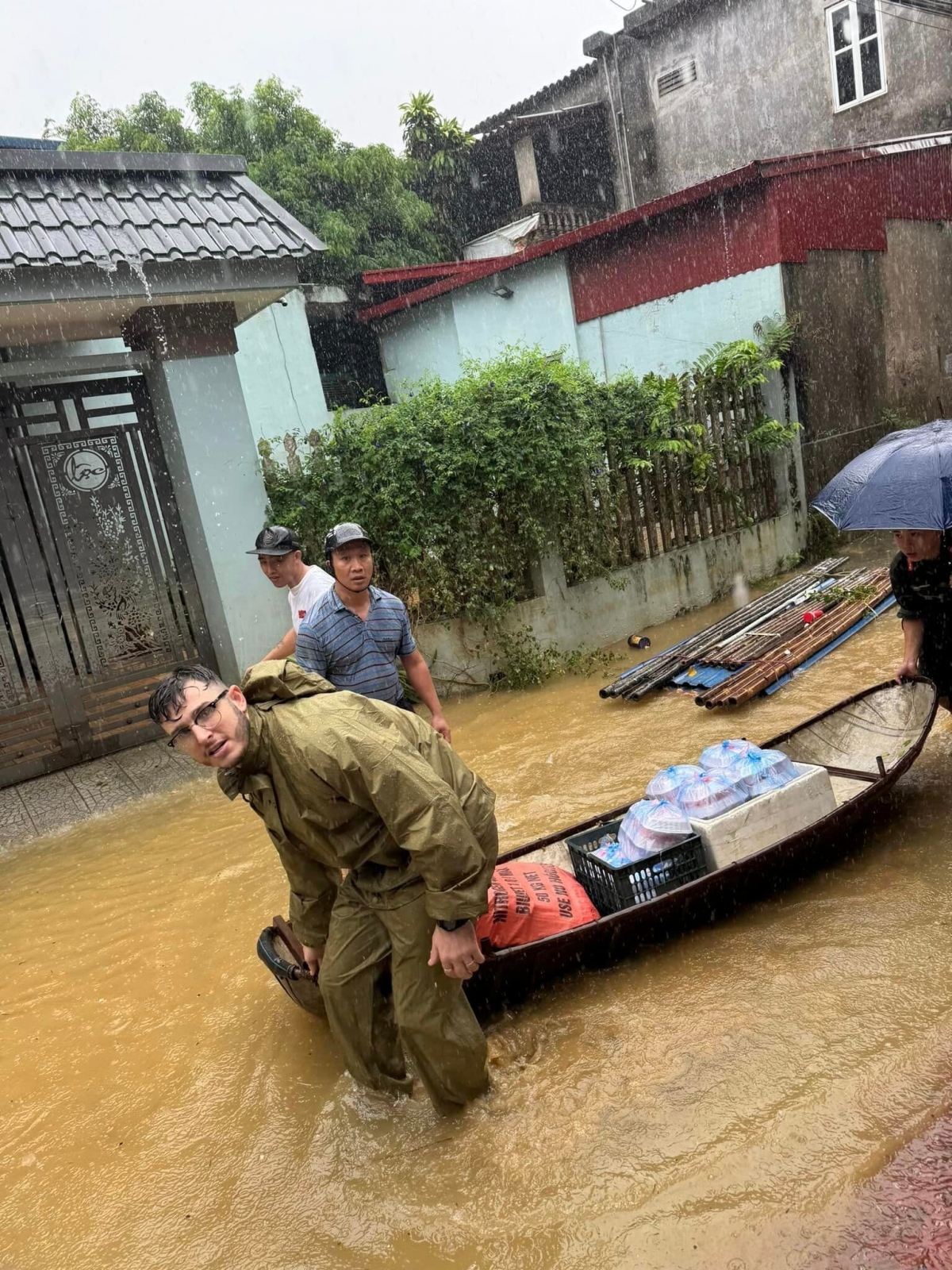 Foreigners volunteer to assist flood victims in northern Vietnam