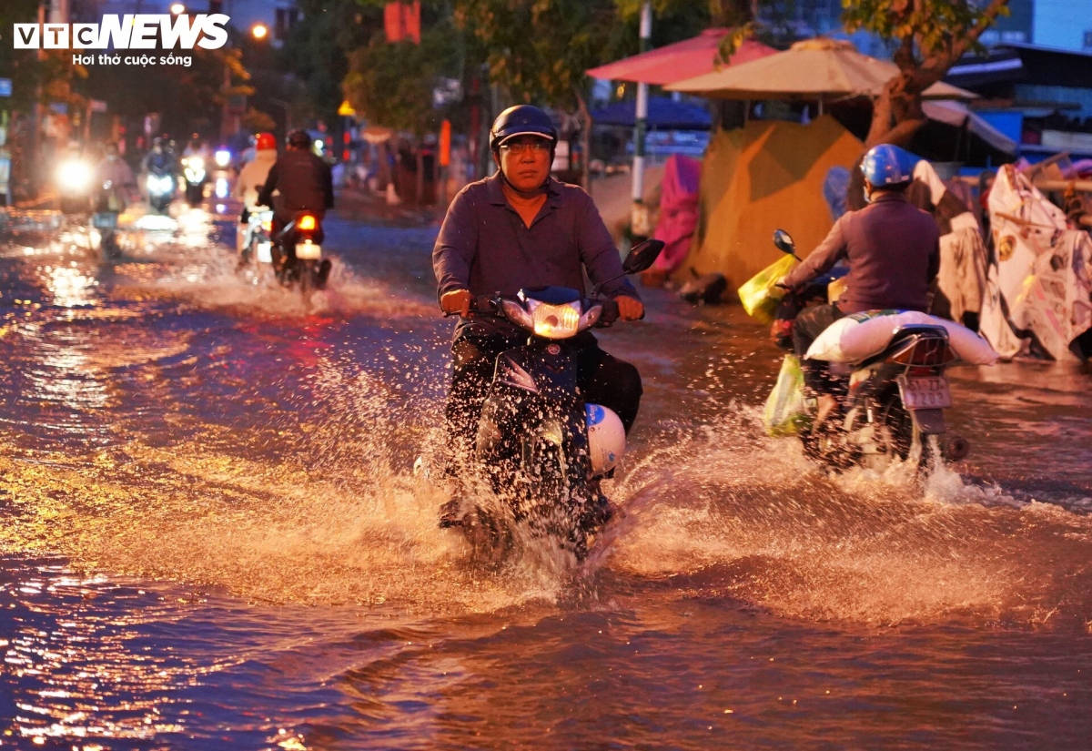 High tides cause disorder to daily lives of HCM City residents