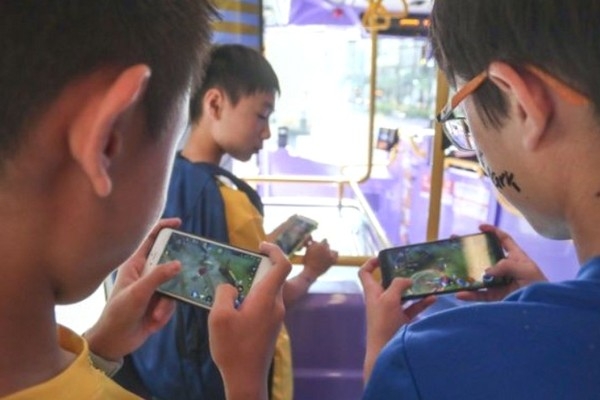 Vietnamese spend a quarter of time on mobile phones playing games: report