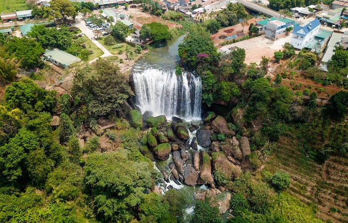 Exploring caves at the foot of Voi waterfall in Lam Dong