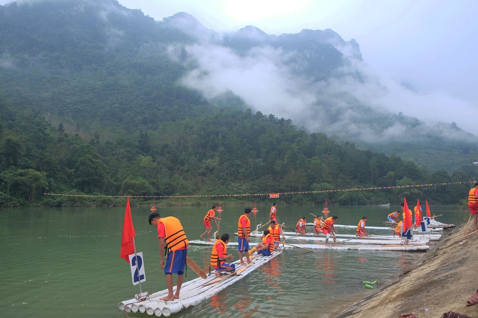 Raft racing festival in Ha Giang attracts visitors