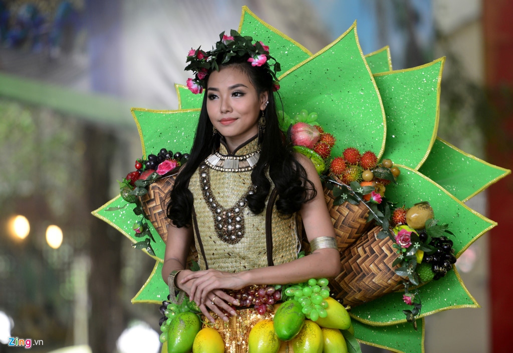 Southern Fruit Festival sparkles with girls in fairy costumes