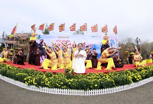 Thousands flock to Heaven Gate Opening Festival in Sun World Fansipan Legend