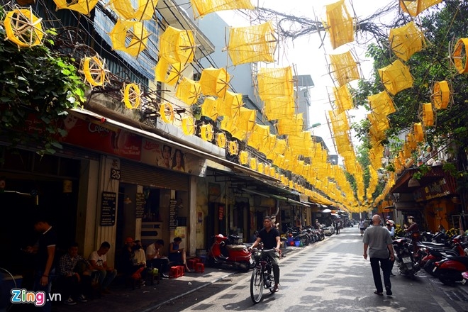 Tradition flourishes with festivities in historic Hanoi plaza