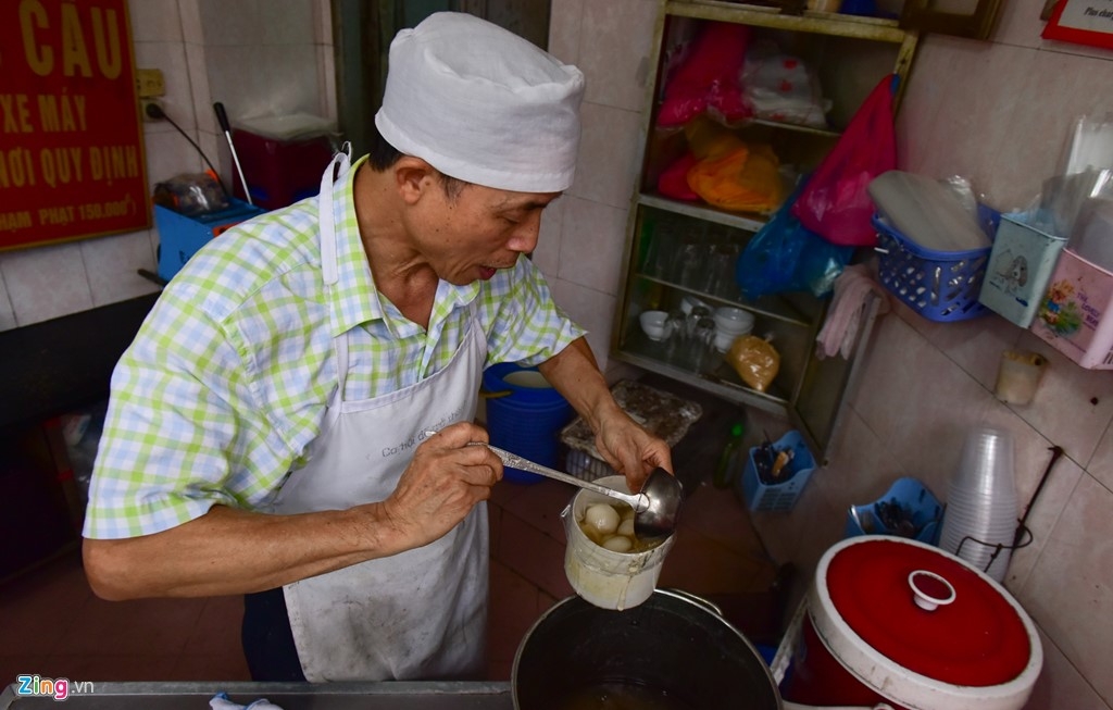 Hanoians queue for rice dumplings on Cold Food Day