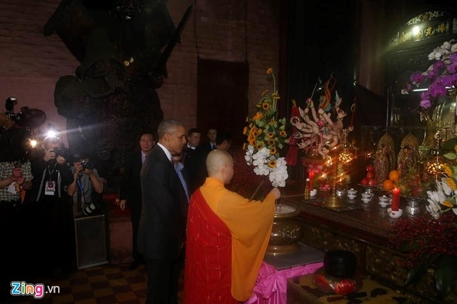 Obama wows crowds at Ngoc Hoang Pagoda