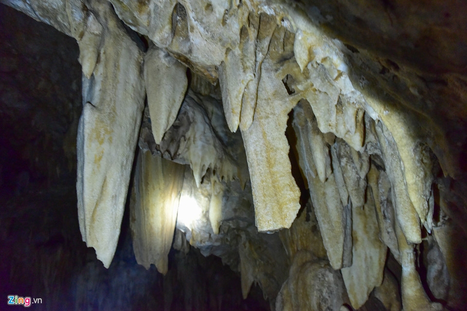 Exploring Hang La cave in Mu Chang Chai