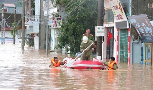 Quang Ninh police help flood victims evacuate
