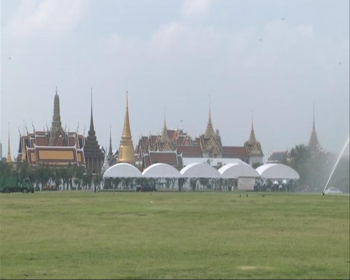 Japanese PM Shinzo Abe pays his respects to the late Thai King