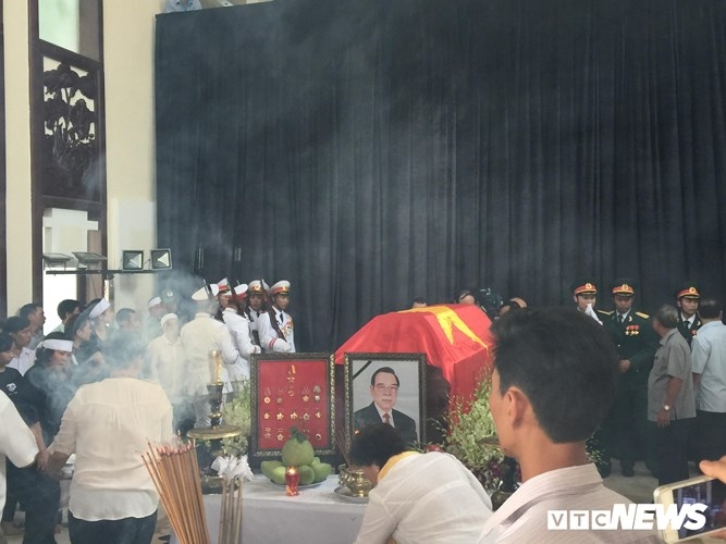 Thousands pay tribute to former PM Phan Van Khai