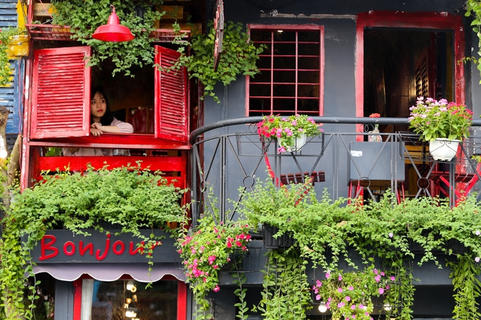 Coffee shop in HCM City mimics Parisian style