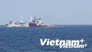 China sends big fishing vessels to protect illegal rig