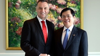 Australia, Vietnam step up economic and trade ties