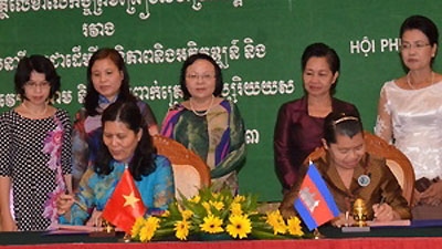 Vietnamese students in Cambodia begin new school year
