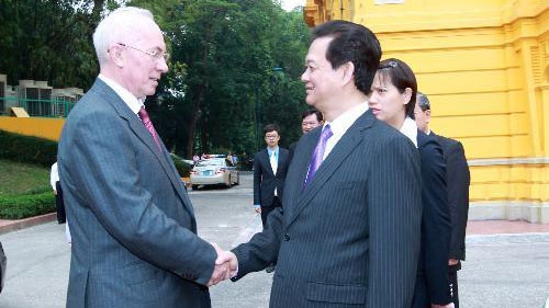 PM greets new Panamanian Ambassador