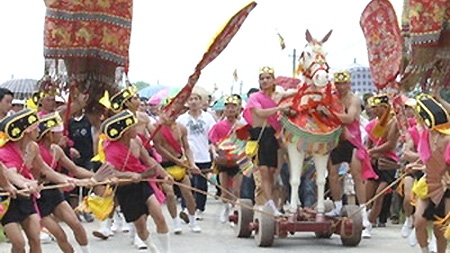 Thousands of visitors flock to Giong Festival