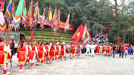 President Sang offers incense to Hung Kings