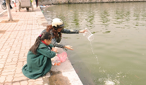 Tet traditions honour Kitchen Gods