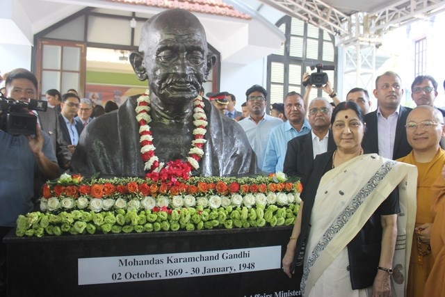 Mahatma Gandhi bust inaugurated in Hanoi