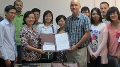 Vietnamese student wins US paper award