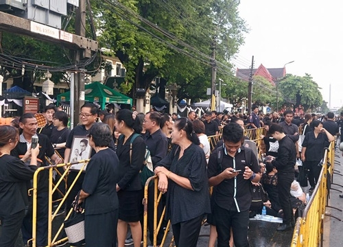 Thais continue to pay their respects to the late King