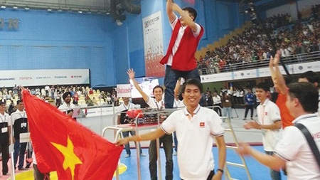 Vietnam topple Japan in int'l Robocon finals