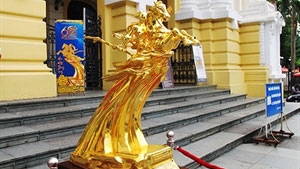 Golden statues of Saint Giong make debut in Hanoi