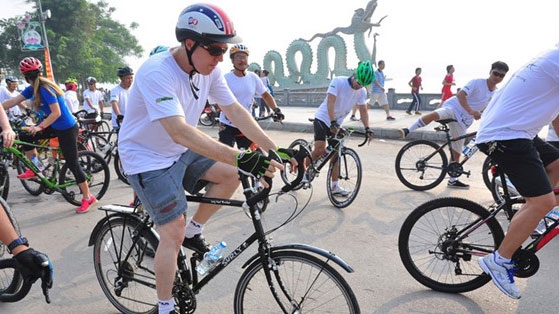 US Ambassador joins rhino protection cycling