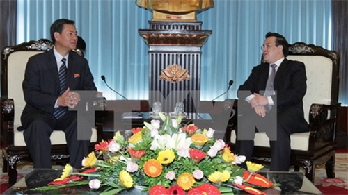 Party official receives DPRK guest