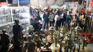 Visitors buy good luck at Vieng market