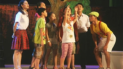 Vietnamese artists bring shows to disabled kids