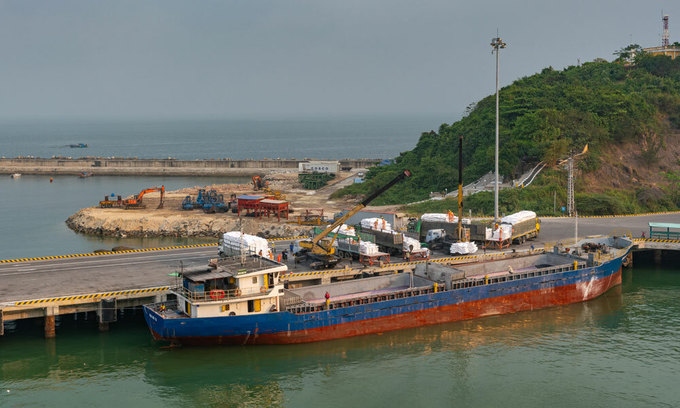Experts at odds on building major Da Nang port