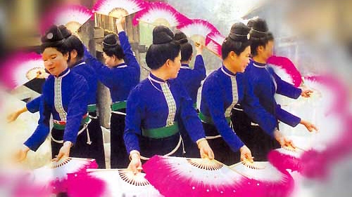 Mass performance of xoe folk dance to set Vietnamese record