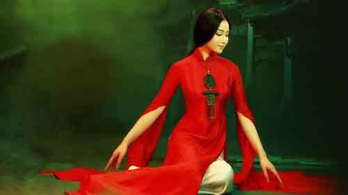 Lan Huong introduces her latest Ao Dai in China