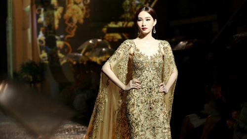 Miss Vietnam 2012 on catwalk for first time