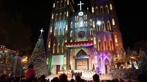 In photos: Hanoi comes alive with Christmas cheer