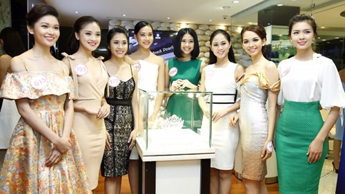 Miss Vietnam hopefuls go shopping for pearls