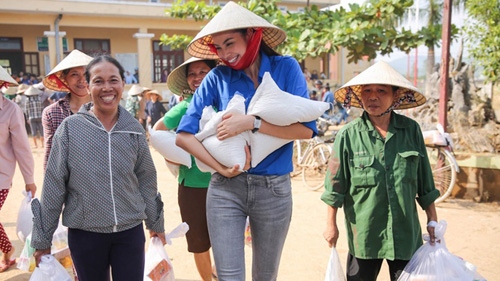 Pham Huong reaches out to Quang Binh flood victims