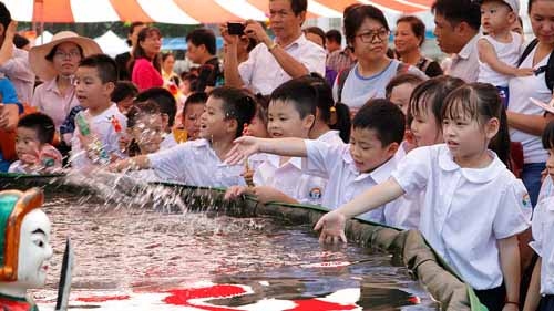 Hanoi children enjoy Mid-Autumn Festival at Thang Long Imperial Citadel