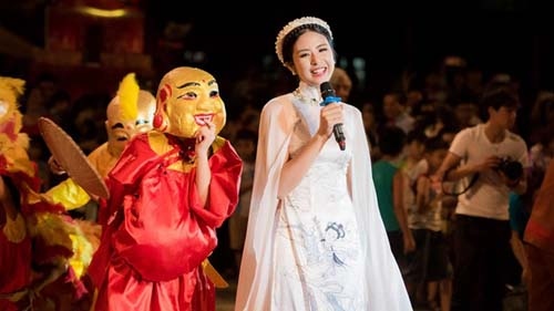 Ngoc Han joins children on stage for Mid-Autumn Festival