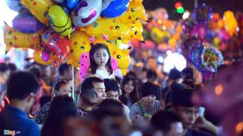 Thousands flock to Hoan Kiem Lake for Mid-Autumn Festival