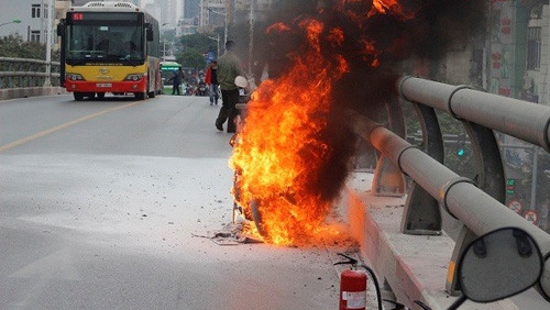 Motorbike burst into flames on Hanoi overpasses