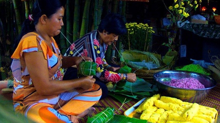 Festival serves up traditional cakes