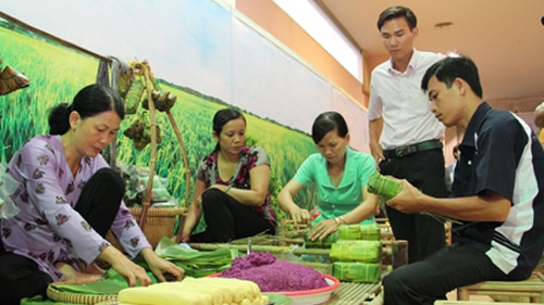 Can Tho hosts second southern folk cake festival