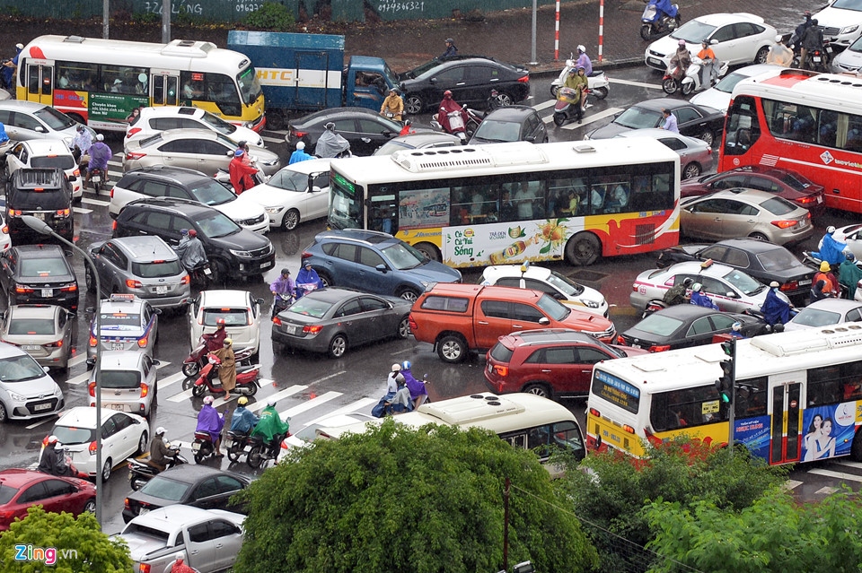 Heavy rain causes traffic delays in Hanoi metro area