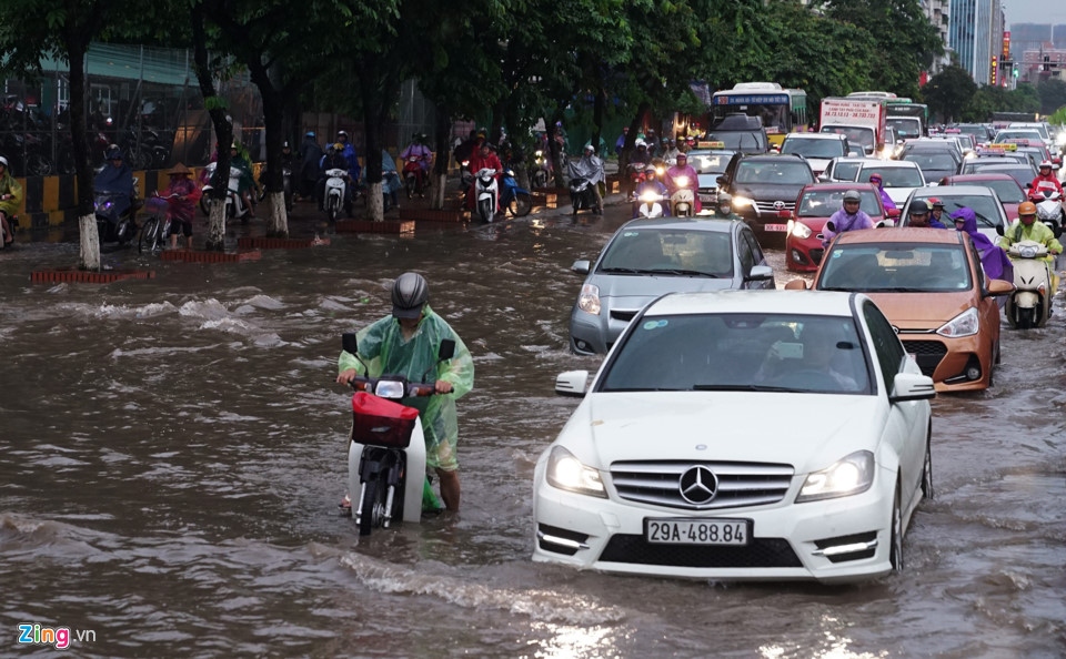 Heavy rain causes Hanoi traffic chaos