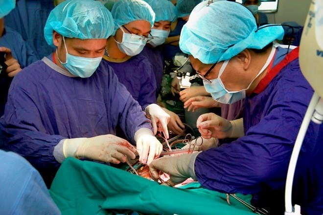 Vietnamese doctors succeed in first transplant of two lungs