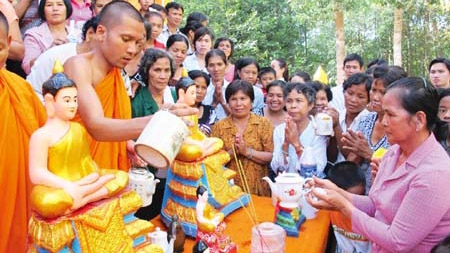 Khmer groups congratulated on New Year festival