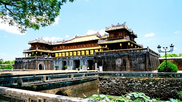 Crowds flock to ancient Hue imperial city