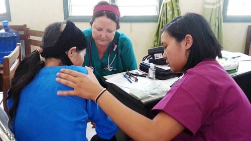 Cao Bang poor get free treatment from US doctors
